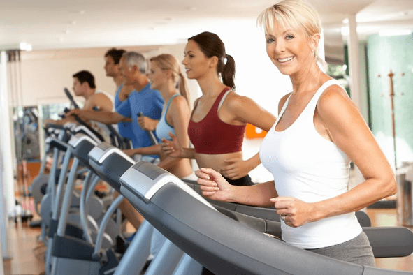 Кардіотренування на біговій доріжці допоможе схуднути в області живота та боків