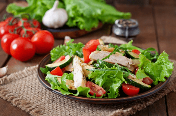 Салат з куркою та овочами – відмінний варіант для легкої вечері після тренування. 
